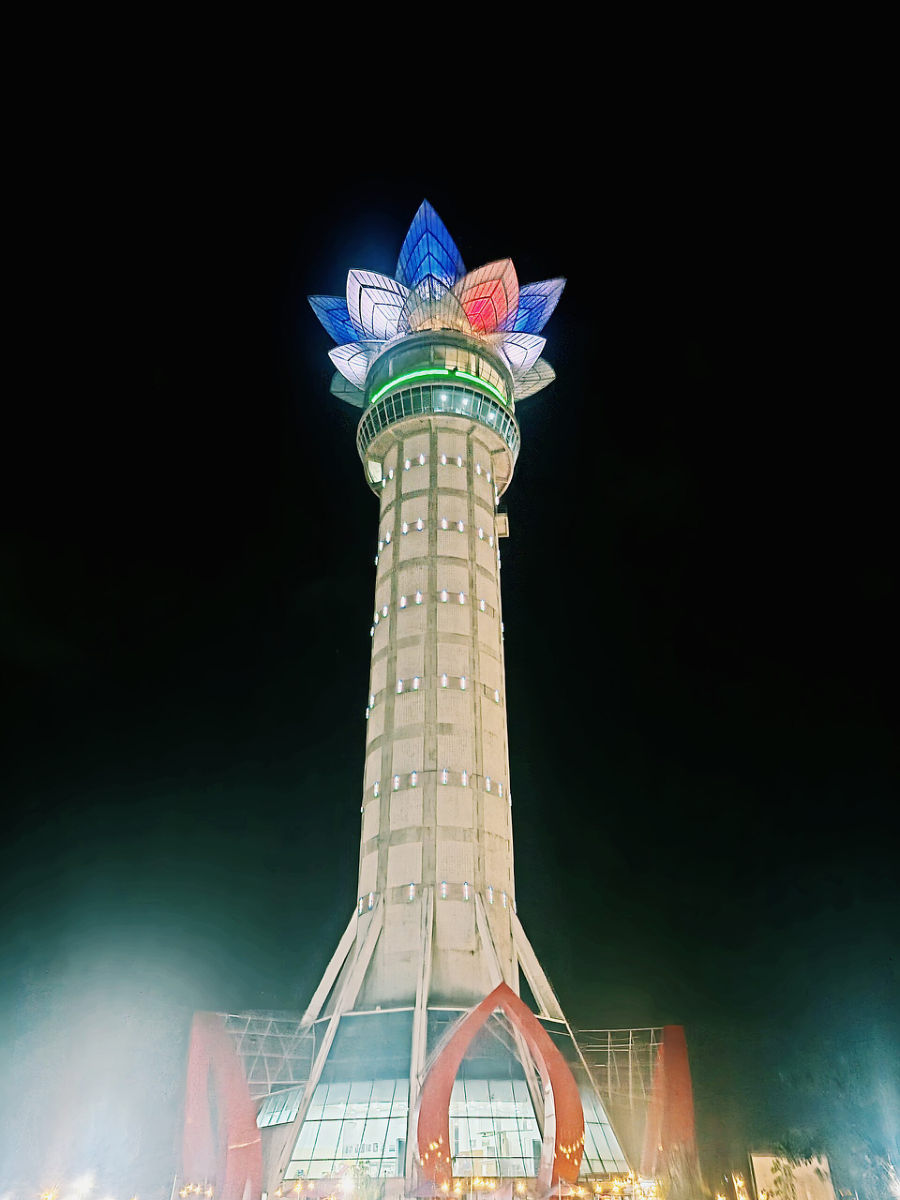 Menara Pandang Teratai Purwokerto pada malam hari